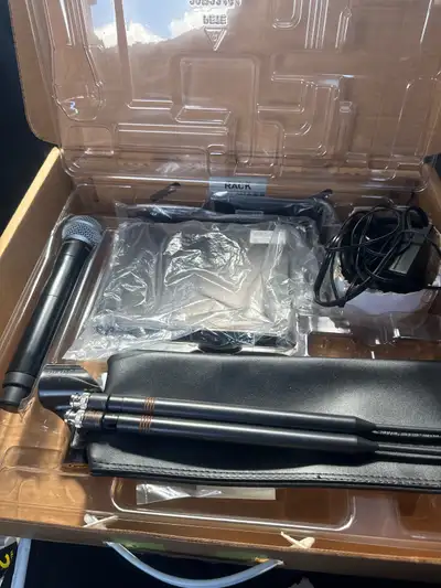 SHURE QLXD24/SM58 WIRELESS HANDHELD SYSTEM WITH RACK MOUNT, View more
