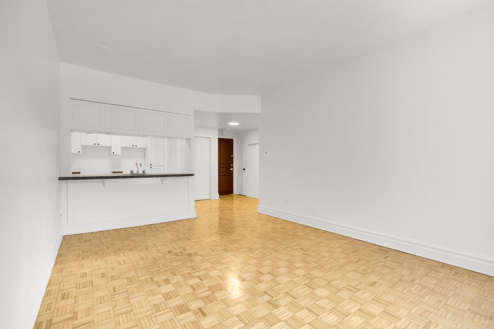 Studio Apartment in Westmount 3