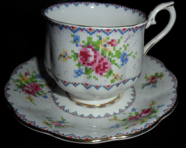 4 VINTAGE FOOTED ROYAL ALBERT BONE CHINA TEA CUPS & SAUCERS in Kitchen & Dining Wares in St. Catharines - Image 3