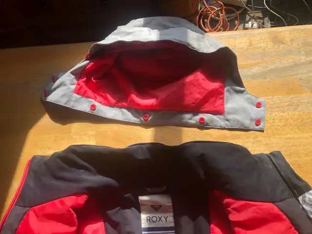 ROXY SKI JACKET SIZE 10/M in Ski in Banff / Canmore - Image 4