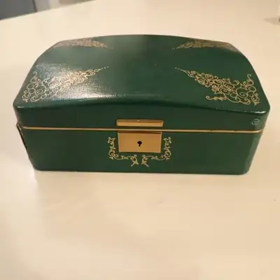 Elegant vintage jewelry box: - Fashioned by Farrington Made in USA - Genuine TEXOL - Good condition...