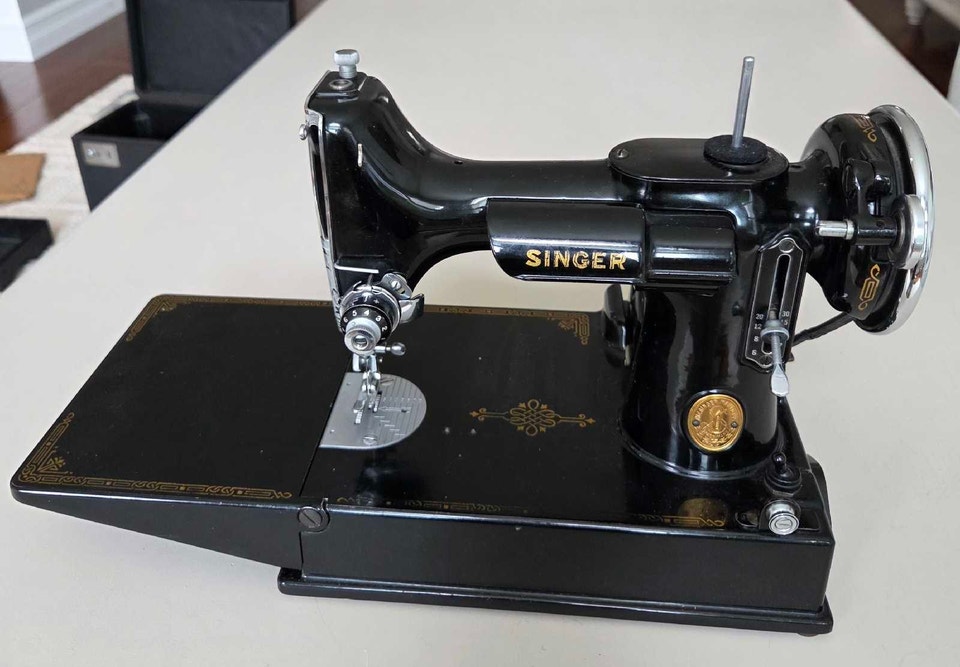 Singer Featherweight 221 Sewing Machine | Hobbies & Crafts | Hamilton ...