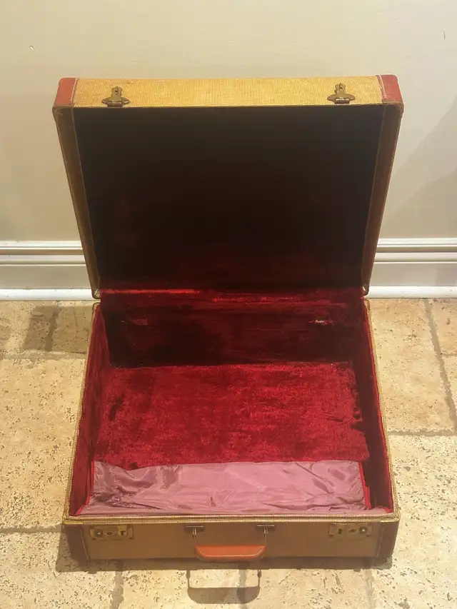 Old vintage suitcase or instrument case628632653827871225