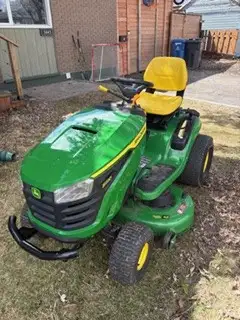 TRACTEUR A GAZON__JOHN DEERE__S220__2024, View more