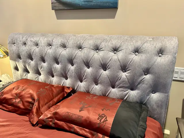 Elegant Light Grey Queen platform bed in mint condition in Beds & Mattresses in Parksville / Qualicum Beach - Image 4