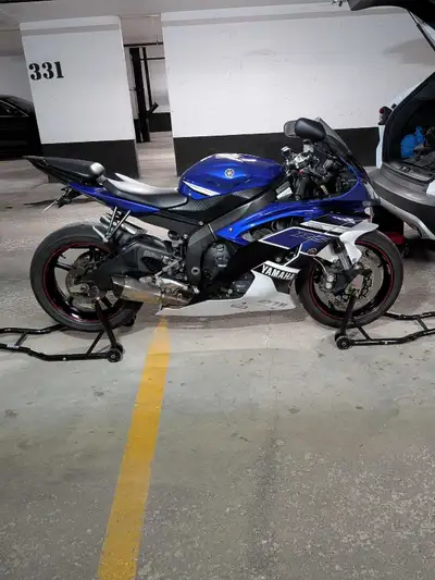 This 2013 Yamaha R6 features a powerful 600cc engine and a striking blue and white finish, perfect f...