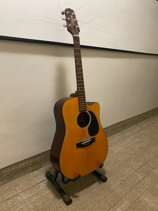Takamine acoustic/electric guitar with extras in Guitars in City of Toronto - Image 2
