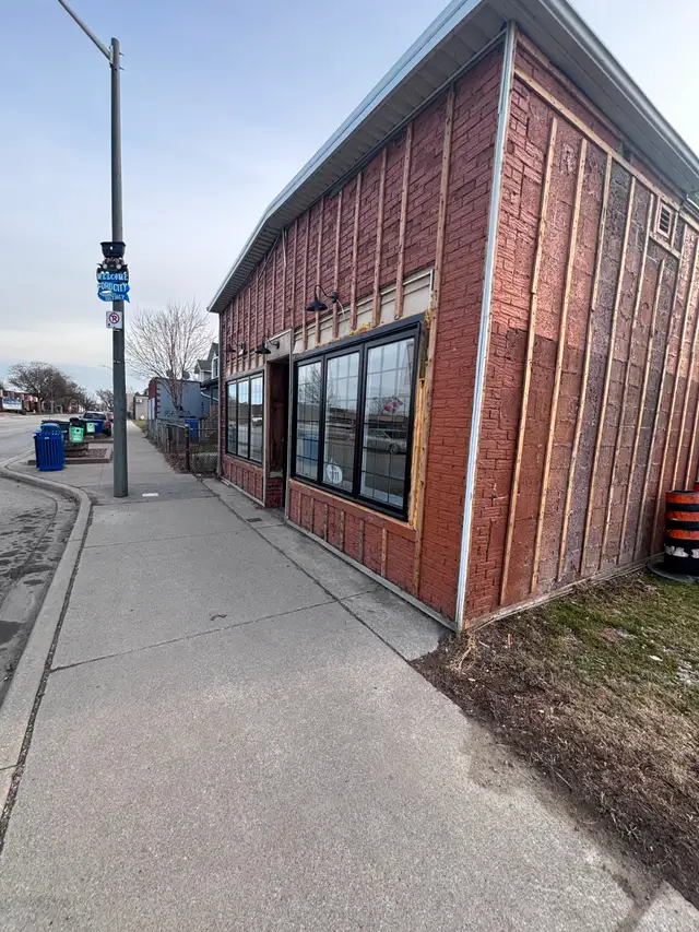 Prime Location- Commercial Space Drouillard Ford City in Commercial & Office Space for Rent in Windsor Region - Image 9