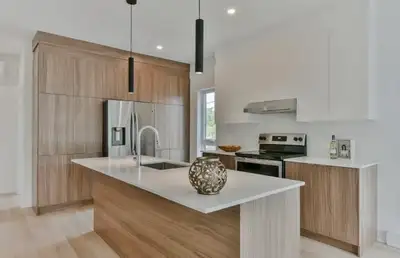 Magnifique condo du projet Aura construit en 2023 aux finitions haut de gamme, baigné de lumière nat...