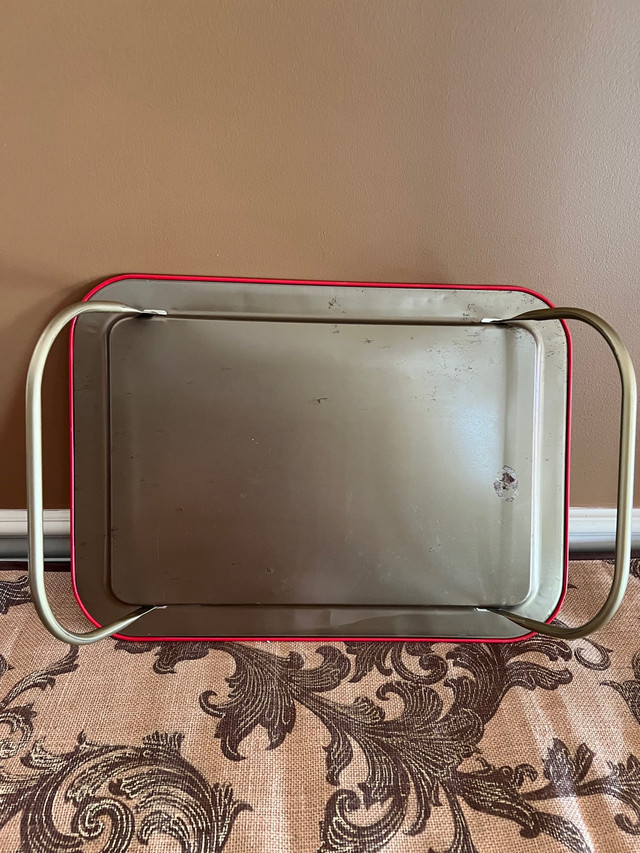  Vintage metal Carousel Circus Tv Tray in Arts & Collectibles in Edmonton - Image 3