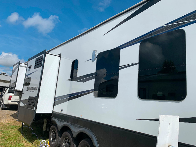 2019 Grand Design 381M - 5th Wheel Toy Hauler in Travel Trailers & Campers in Kamloops - Image 3