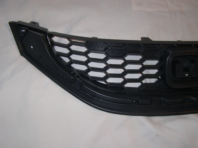 NEUF Grille Superieur avant Honda Civic 2013 2014 2015 Grill NEW dans Pièces de carrosserie  à Longueuil/Rive Sud - Image 2