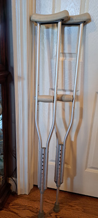 GUARDIAN CRUTCHES WITH COMFORTABLE   CUSHION HAND GRIPS
