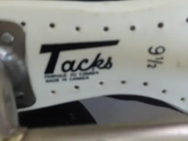PAIRE DE PATIN DE HOCKEY VINTAGE CCM LAMES TUBES in Arts & Collectibles in Laval / North Shore - Image 8