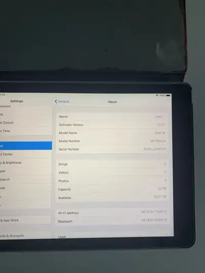 Apple air 1st generation 32KB. Good gondition. Restored to factory settings.
