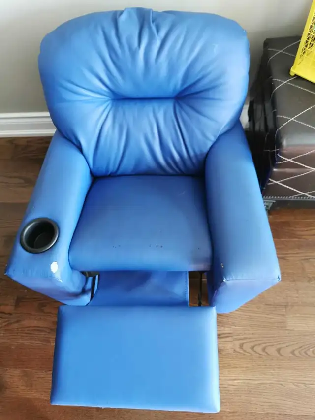Kids Reclining Chair in Chairs & Recliners in Markham / York Region - Image 3