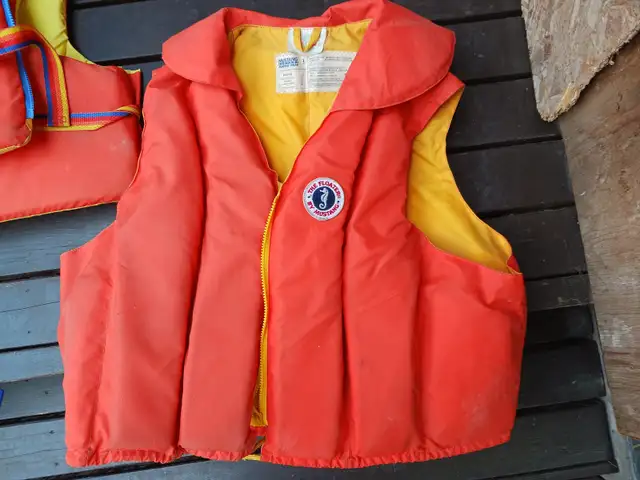 water life saving vests in Water Sports in Ottawa - Image 3