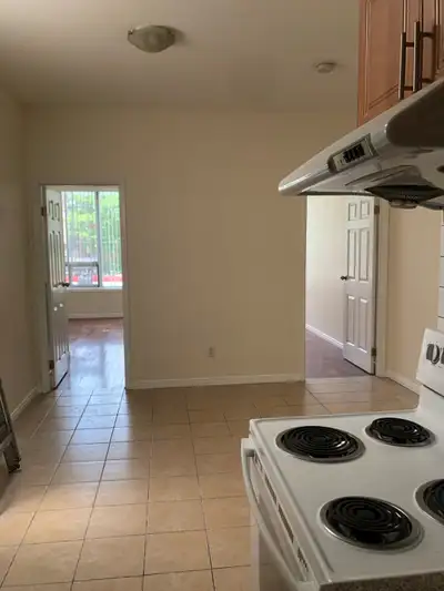 Like New 2 bedrooms unit Spadina Ave & College St