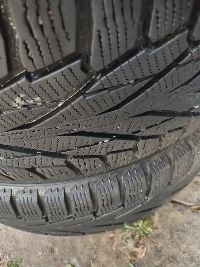 4 pneus hiver Nokian Hakkapeliitta 245-65R17 excellent état. in Other in Laval / North Shore - Image 3