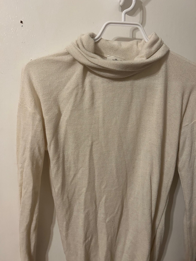 Wilfred Aritzia Light Knit Turtle Neck Sweater in Cream, Size Wo dans Femmes - Hauts et vêtements d'extérieur  à Ottawa - Image 3