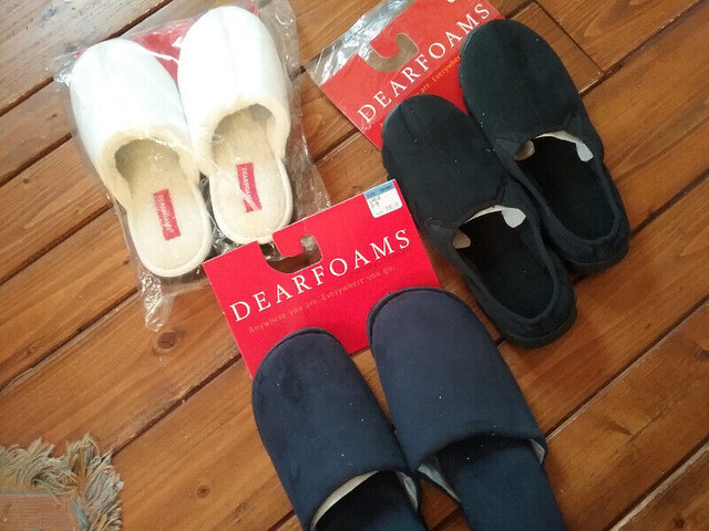 3 paires de pantoufles Dearfoams neuves à vendre 20$ dans Femmes - Chaussures  à Lévis