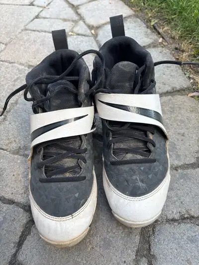 Men’s NIKE baseball cleats in used but good condition. Worn for one season. Size 7.