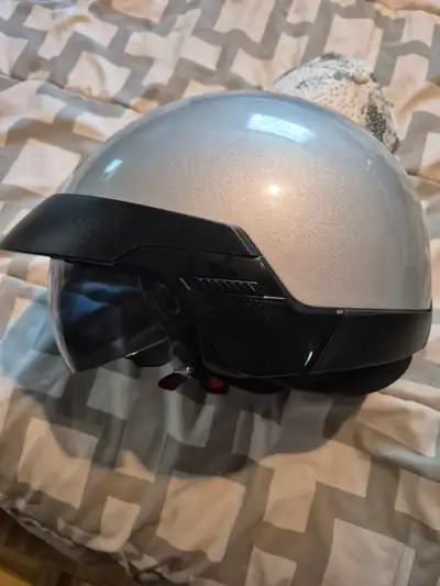 2 casques de moto 1 gris grandeur S Et 1 noir grandeur L presque neufs.