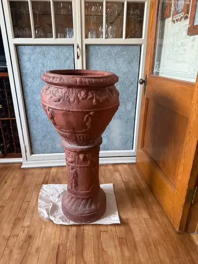 Ce pot de fleurs décoratif en terre cuite est un ajout charmant à tout jardin ou espace intérieur, o...