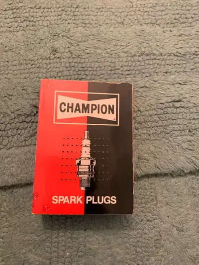 Classic Champion Spark Plugs AM Radio Transistor Works in great shape Cool pocket size Collectible $...