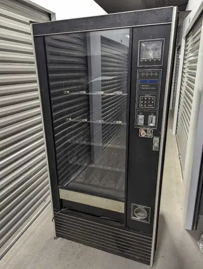 Rowe 5900 SNACK. 4 WIDE Card reader Compatible. Good condition. Everything works. Can add Coinco 3g...