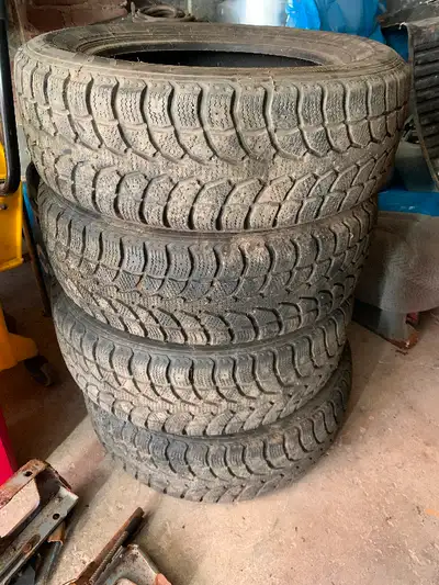 Bonjour j’ai 4 pneus 205/60R16 Winter claw EXTreme grip Mix Je demande 295.00$/pour les qu’âtres Com...