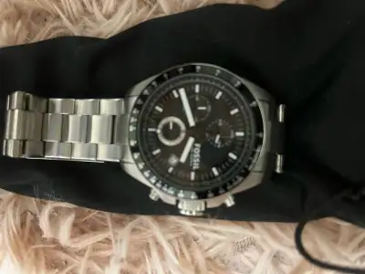 Like new worn few times works and fiancé changed to smart watch 90$ will take 80$ today