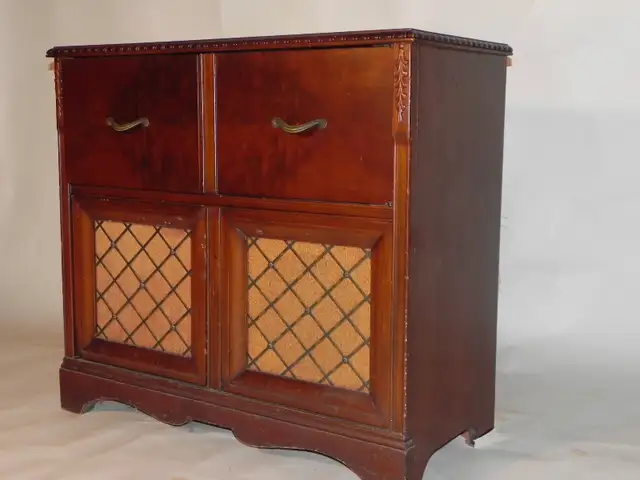 radio antique avec table-tournante in Other in Québec City - Image 3