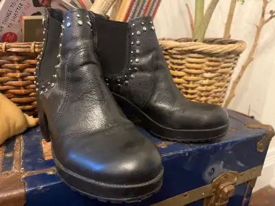 Botter chunky heel ankle boot size 9, View more