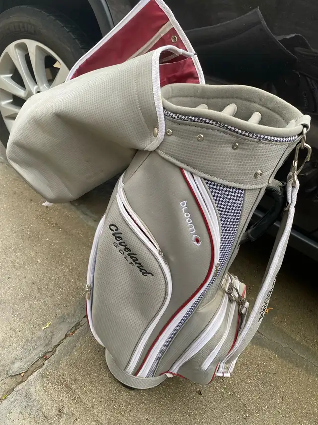 CLEVELAND BLOOM Golf Bag. Excellent condition. All zippers work in Golf in Saskatoon - Image 6