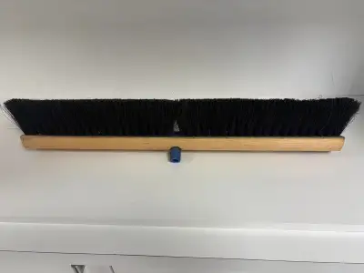 Balais 24 pouces pour travaux extérieur ,sous-sol garage ect, View more