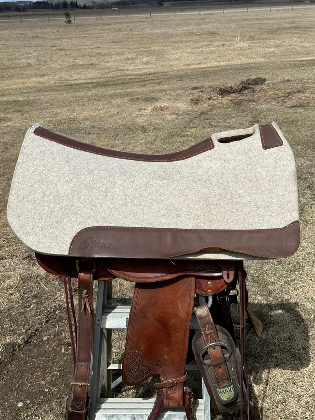 TUCKER SADDLE GEN 11 HIGH PLAINS in Equestrian & Livestock Accessories in Red Deer - Image 3