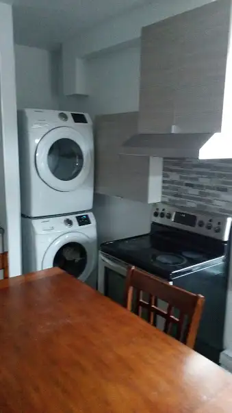 Dispo immediatement grande chambre (inclus 2 lits canapes-lits doubles ($850) a proximite du Metro R...