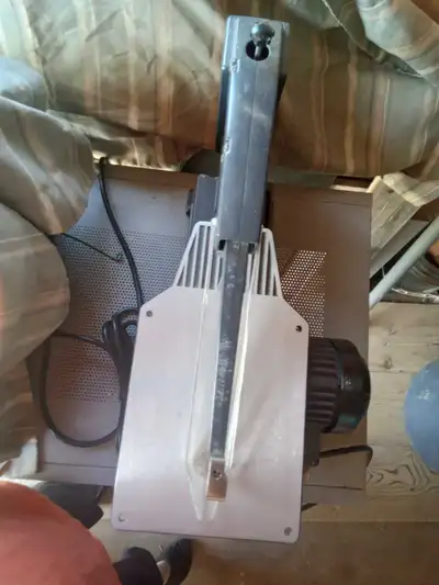 Scroll saw with blades