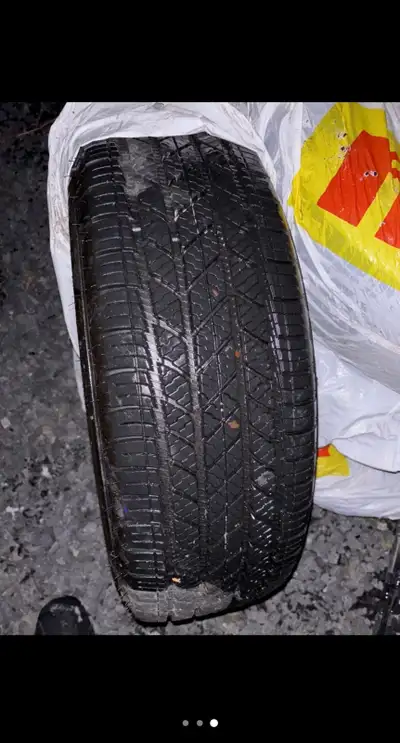 Pneus utlisé pour seulement une saison d’été, avec les rims. Taille 225/65R17 Tires used for only on...