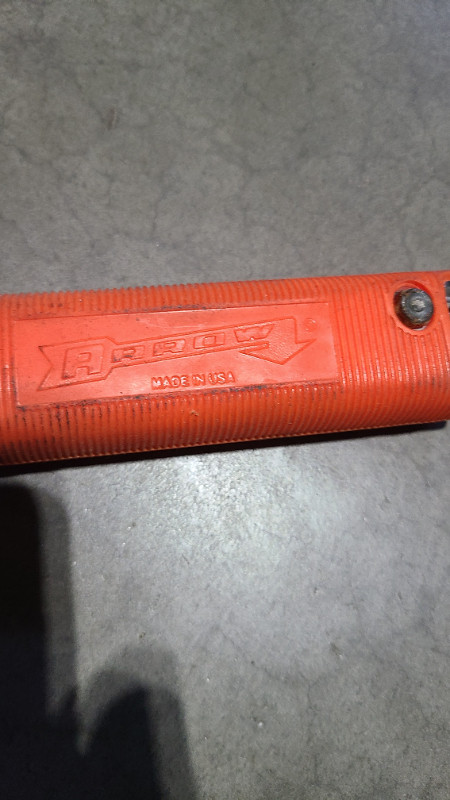 Arrow Fastener HT30 Thin Wire Hammer Tacker in Hand Tools in Hamilton - Image 3