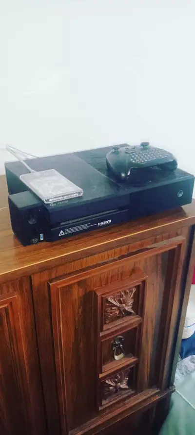 Xbox One S 100$ + 1 manette + 500g disk + 438-988-1268, View more