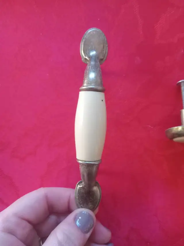 Cupboard handles and knobs in Cabinets & Countertops in Summerside - Image 3