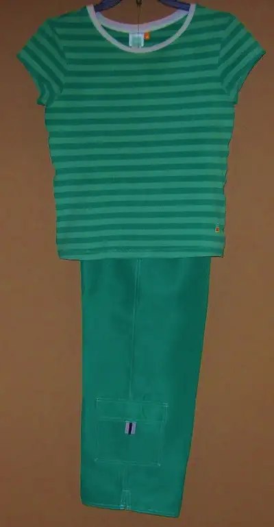 "LUCY" BRAND T-SHIRT AND CAPRIS ENSEMBLE, View more
