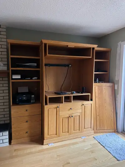 Well-maintained entertainment center with oak finish and plenty of storage. ✔ Modular 3-piece design...