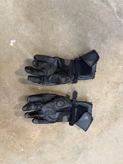 Used for the season. Minimal if any palm and padding wear Velcro still like new condition Price nego...