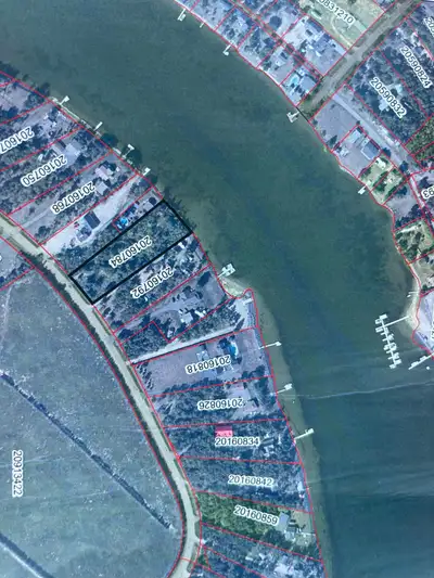 Vous rêvez d’avoir un terrain sur le bord de l’eau à la Pointe à Tom? Situé en face du camping de la...