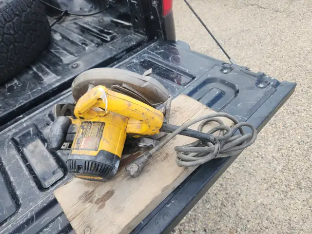 dewalt dw368 skillsaw 7 " blade 65$ in Power Tools in Edmonton - Image 2