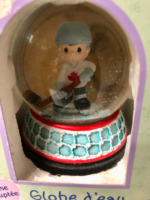 Precious Moments Musical Water Globe Canadian Hockey dans Art et objets de collection  à Ville de Montréal