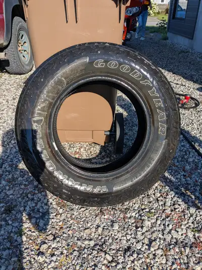 2 Pneus Goodyear Wrangler territory AT/S 265/70/R18 Il reste 9/32 de pneu Valeur neuf de 303$+ taxe...